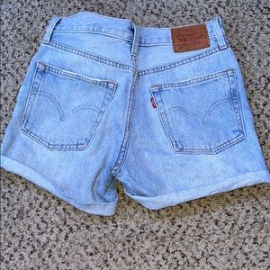 trendy Levi jean shorts! perfect for summer